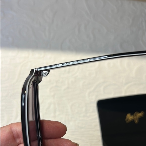 Maui Jim Manchester United Double mirrored Matchday Polarized Sunglasses. FLAW - Picture 16 of 16